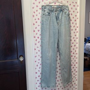 Abercrombie & Fitch Curve Love High Rise 90s Relaxed Jean Size 30/10L in Light